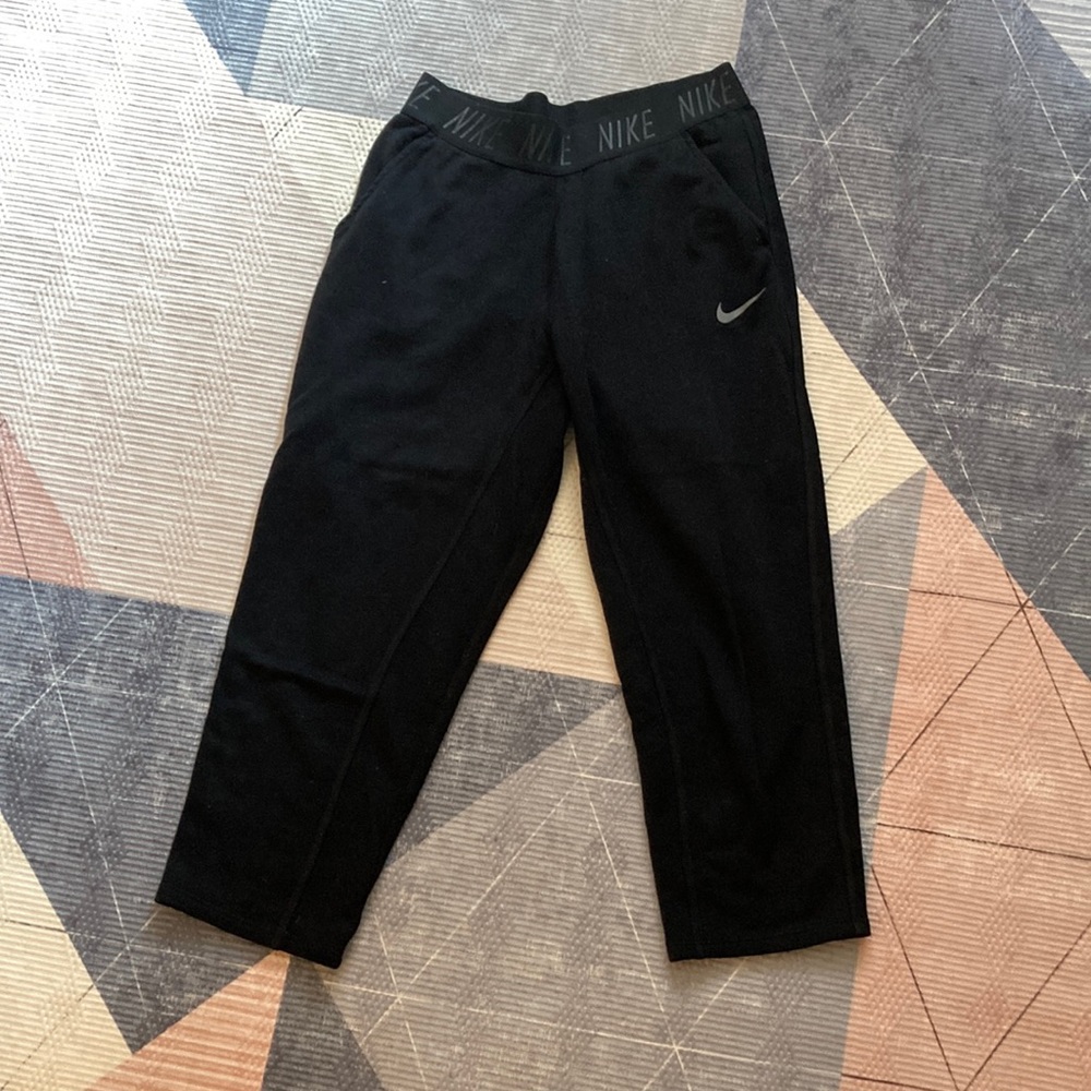 Nike crop trainer sweatpants, size S in black